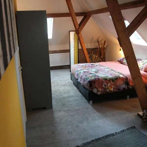 Karin's kruidenhoeve B&B kamer Kamille met Finse sauna, hotel em Lutten