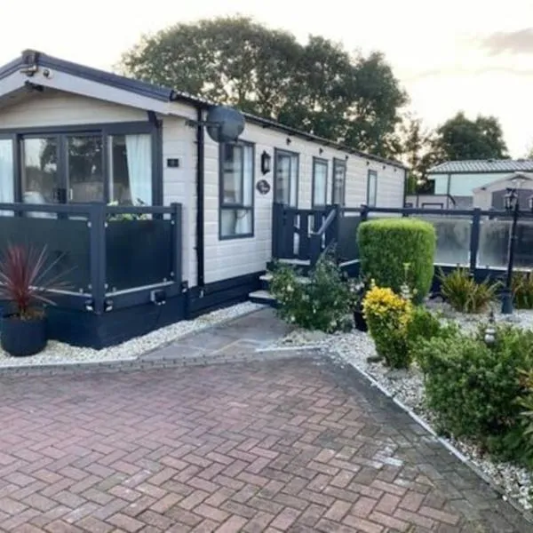 2 Bed, 2 Bath Lodge Style Caravan with Hot Tub & Private Garden at Patrington Haven Leisure Park, отель в городе Patrington