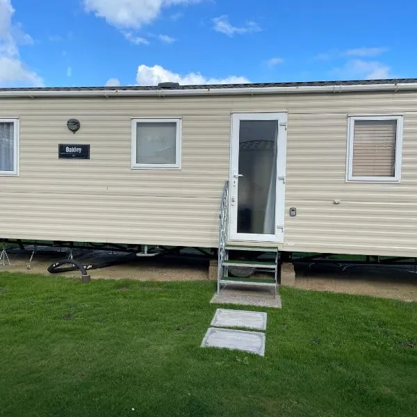 8 Berth family caravan Selsey West Sussex, hotel in Selsey