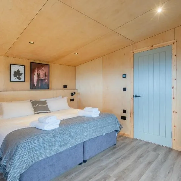 Rustic Cabins, sea views from rewilded farm with Highland Cows, hotel v destinaci St Andrews