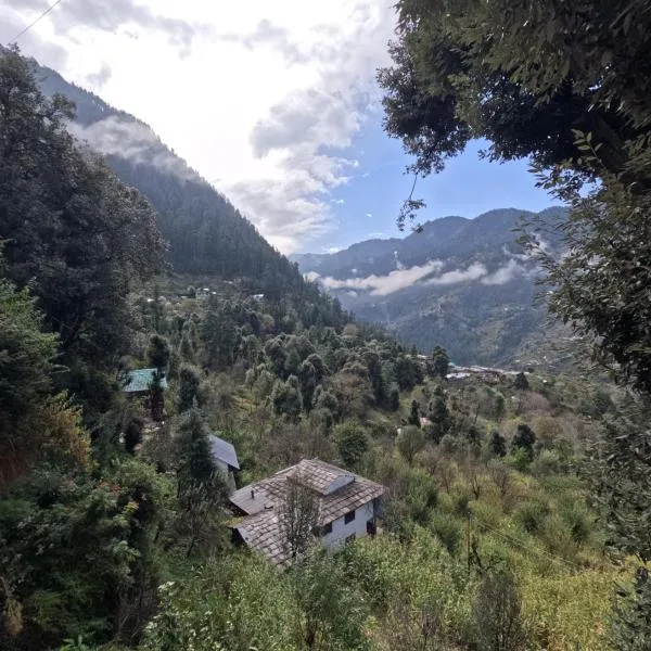 MOZO Inn&Cafe Jibhi, hotel a Banjār