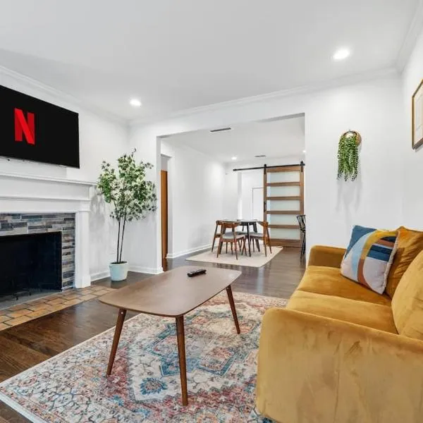 NEW! Modern Boho w/ 5BD/2BR Sleeps 10、アトランタのホテル