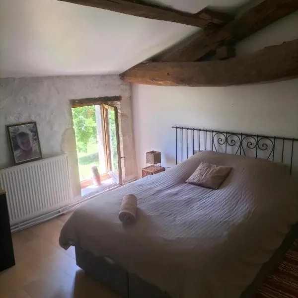 Chambres 2 personnes dans notre maison Girondine, hôtel à Saint-Martin-de-Lerm