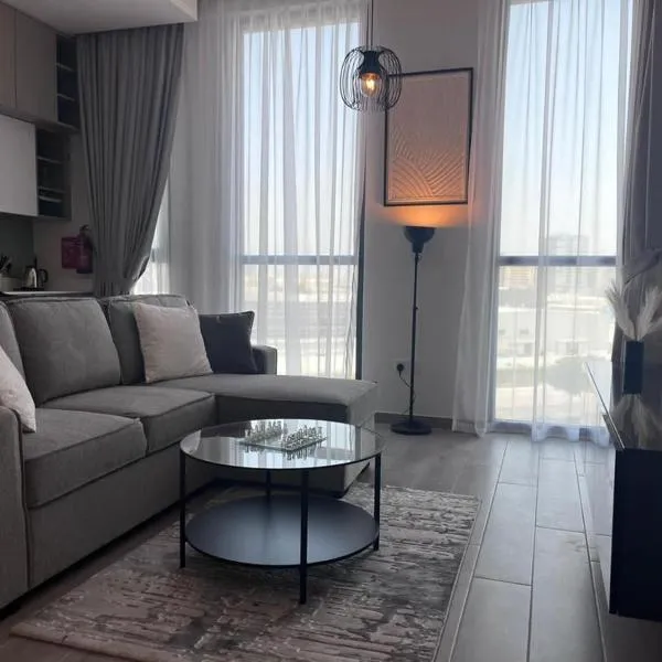 Dar Alsalam - Premium and Spacious 1BR With Balcony in Noor 2, hotel en Dubái