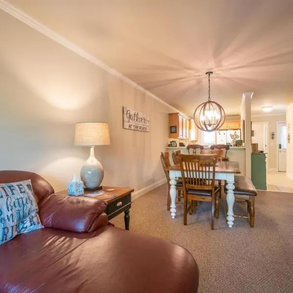 Riverfront home within walking distance of Helen, hotel in Helen