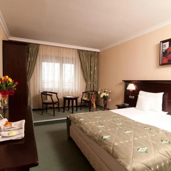 Hotel Rapsodia City Center، فندق في بوتوساني