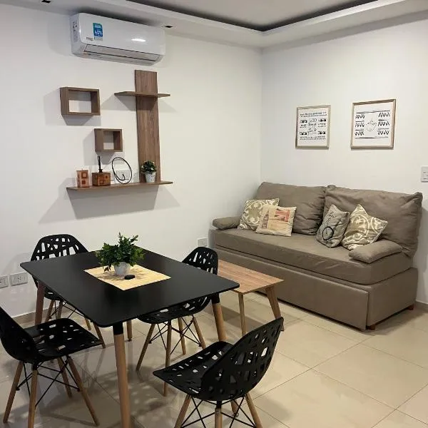 Dptos Corrientes con cochera, hotel in Corrientes