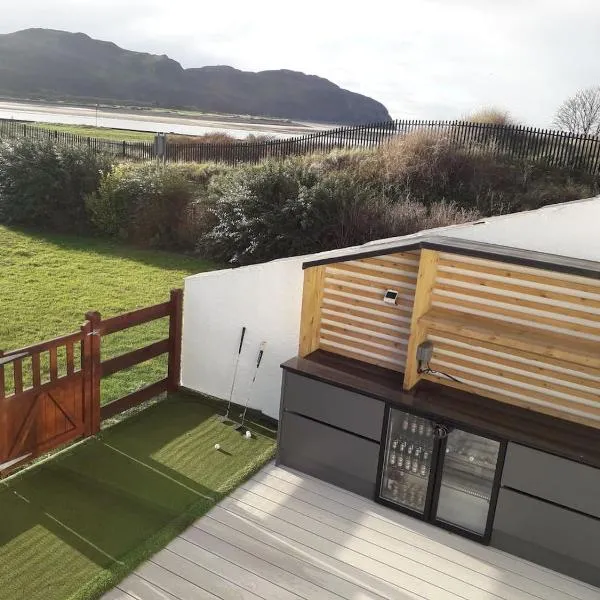 Seaside Escape - Deganwy Beach Cottage - Sea Views & Golf Course Views, khách sạn ở Deganwy
