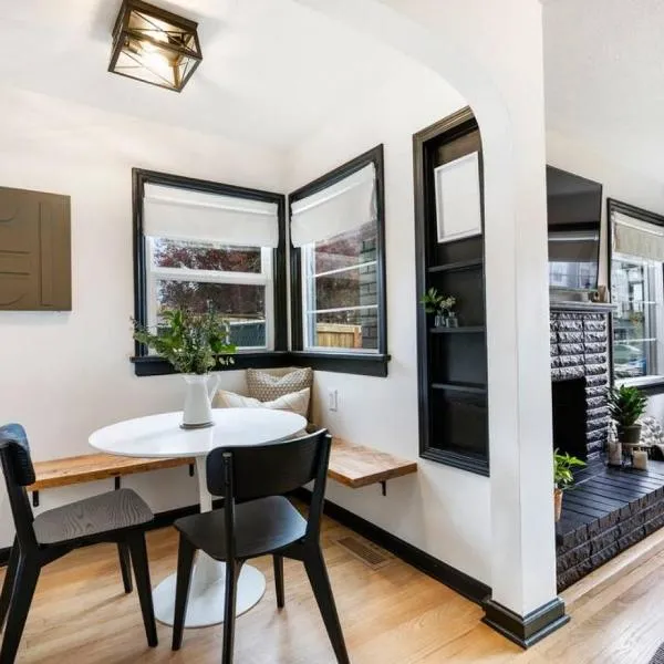 Picture Perfect Bungalow in the heart of DT Vancouver, hotel in Vancouver