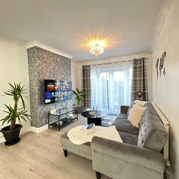 Luxurious family home in West Midlands, hotel in Northfield