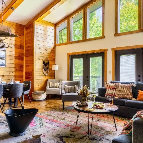 Woodhaven - Private - 3 Suites - Gorgeous Views - 3 Pools - GameRm - HotTub - Lots of Bears, hotel en Gatlinburg