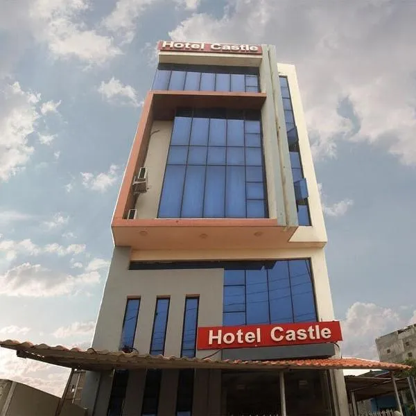 Hotel Castle, hótel í Parāsi