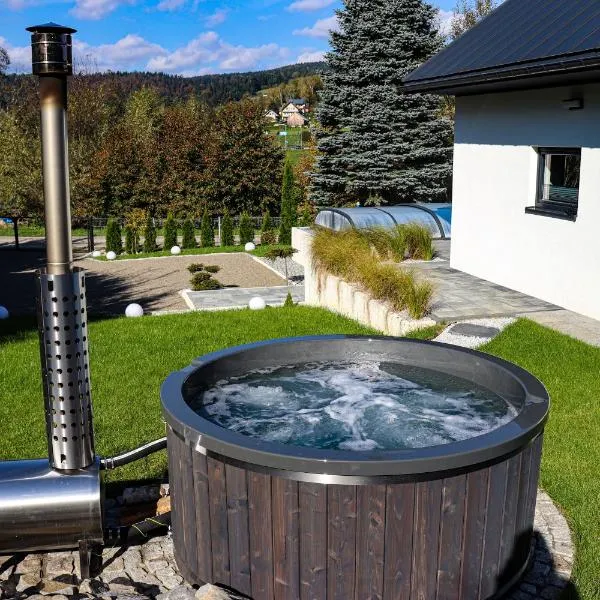 Domek Viking z prywatnym ogrzewanym basenem sauną oraz balią z jacuzzi, hotel in Gródek Nad Dunajcem