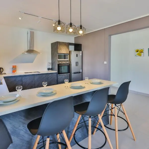 OceanBreeze Apartments Mont Choisy, hotel in Mont Choisy