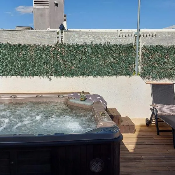Ático de Lujo con Jacuzzi Climatizado en Terraza, hotel in Elche