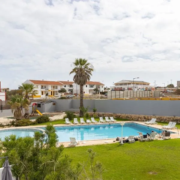 3 Minutes TO THE BEACH, 2 BEDROOM AMAZING APT WITH BALCONY, BBQ GRILL AND POOL, hotel v destinaci Sagres
