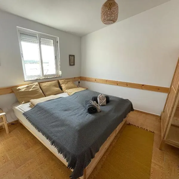 Algarve Surf House, hotel in Raposeira