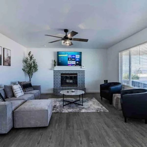 Peaceful Desert Villa w/Lake View & Spa, hotel v destinaci Lake Havasu City