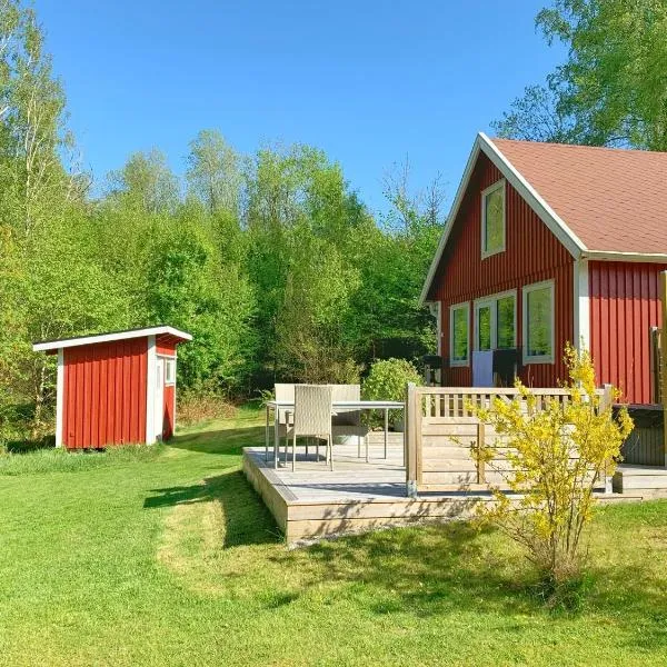 The Blomsholm Cabin - Recharge Your Electric Car, hotel in Strömstad