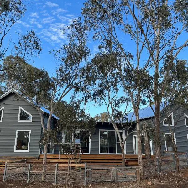 Summit House Armidale - 2 or 4 Bedrooms, hotel in Armidale