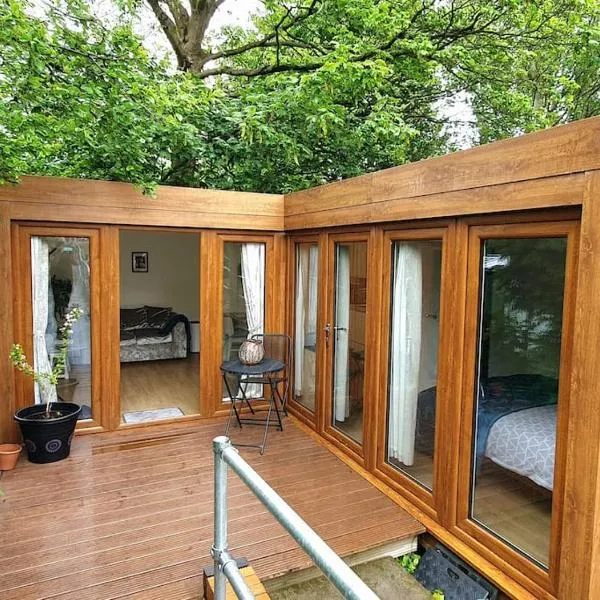 Private Self Contained Annex/Cabin, hotel in Birmingham