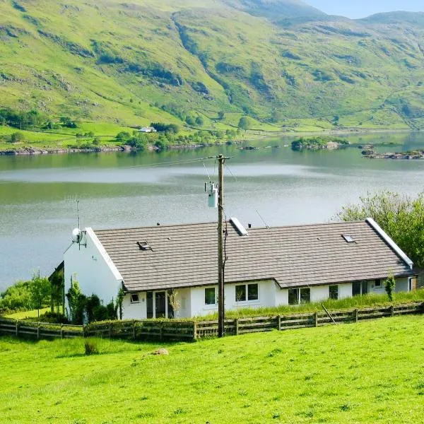 Charming House in Tourmakeady with Lake and Mountain Views, hotel v destinaci Finny