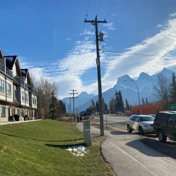 Brand New 2BR Condo with Outdoor Swimming Pool and Hot Tub, hotel v destinaci Canmore