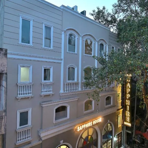 Hotel Sapphire House - 3 Mins Walk from Metro and 5 Mins from Rail Station, hotel v Novém Dillí