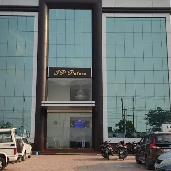 J P PALACE, hotel in Kushinagar