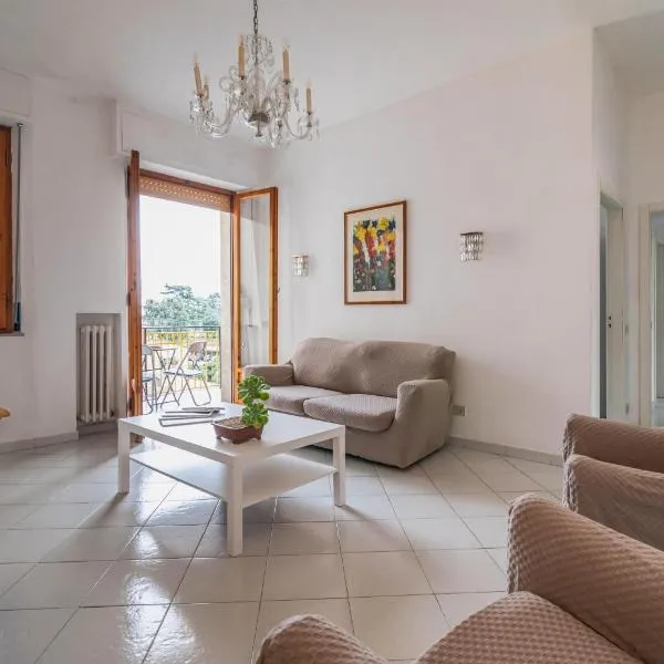 Comfy Flat Steps Away from Siena Station!, hotel a Siena