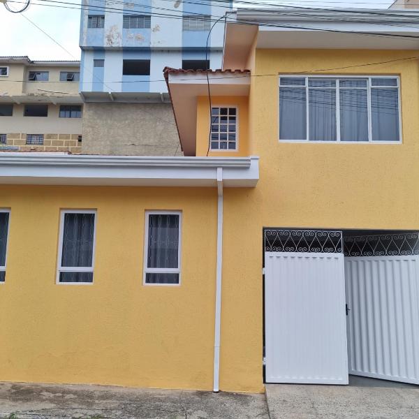 Casa com dois quartos,dois banheiros,sendo um, uma suíte,sala de estar cozinha e garagem