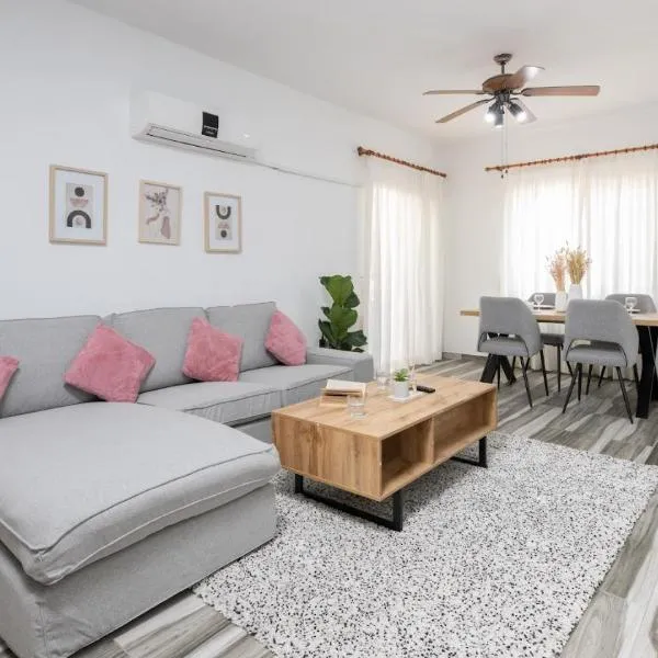 Beautiful Apartment in Harbour Paphos, Central & Close to Beach, hotel in Paphos City