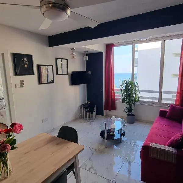 Stylish Beach Apt w/ Sea View + Pool + 200Mbit, hotel u Larnaki
