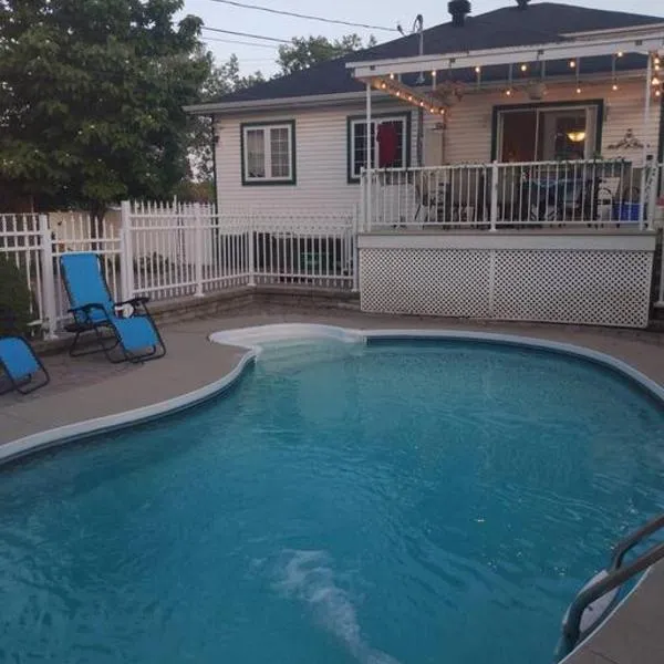 Beautiful Guest Home Riverfront Retreat 15 Min to Ottawa, hotel v destinaci Gatineau