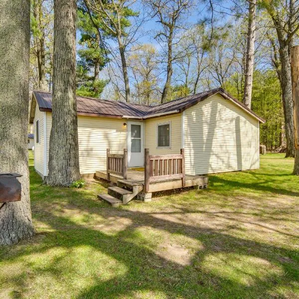 Stone Lake Cabin with Private Deck and Fire Pit!, hotel di Northwoods Beach