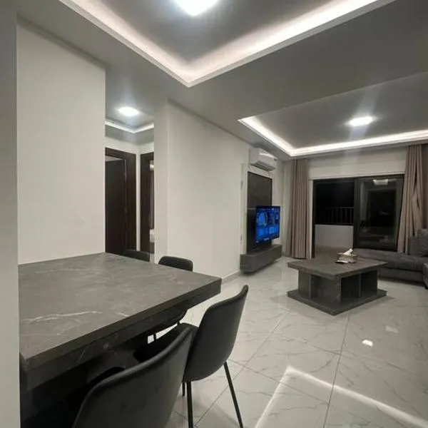 cozy rooftop near al services 24, hotel v destinaci Rujm ash Sharāʼirah