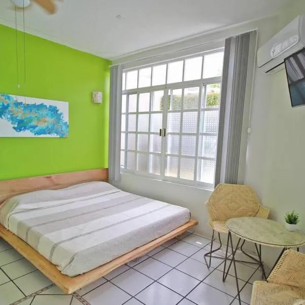 Studio -Sand at Mikasa- Fast Internet, King bed, Pool, Near Beach, AC, hotel in Puerto Escondido