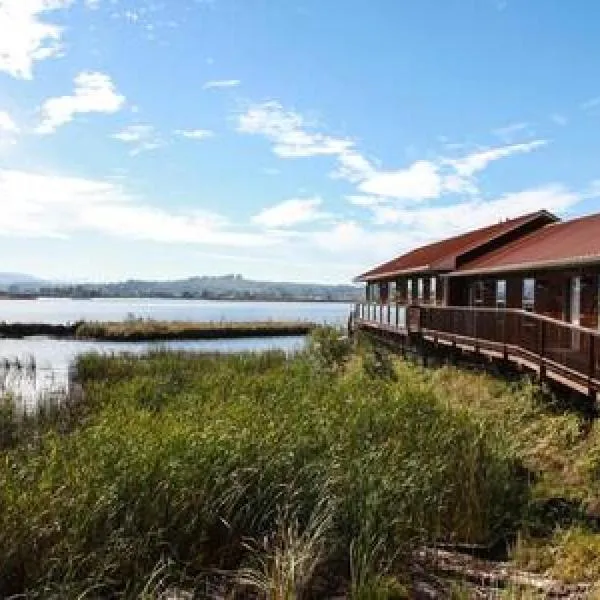 Charming Hideaway Overlooking The Astoria Waters, hotel v destinaci Astoria