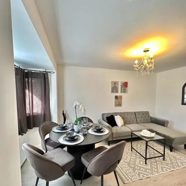 Viesnīca Modern and spacious flat pilsētā Longbridža