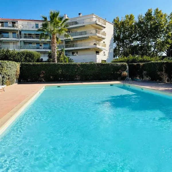 Studio de standing climatisé, avec piscine, proche de la mer, hotel v destinácii Fréjus