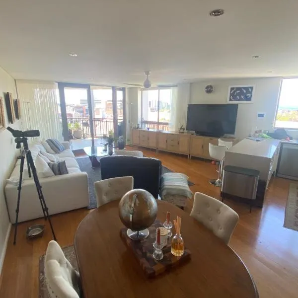It's Paradise Here, Private Room with Breakfast and 2 cats, hotel v destinaci Wollongong