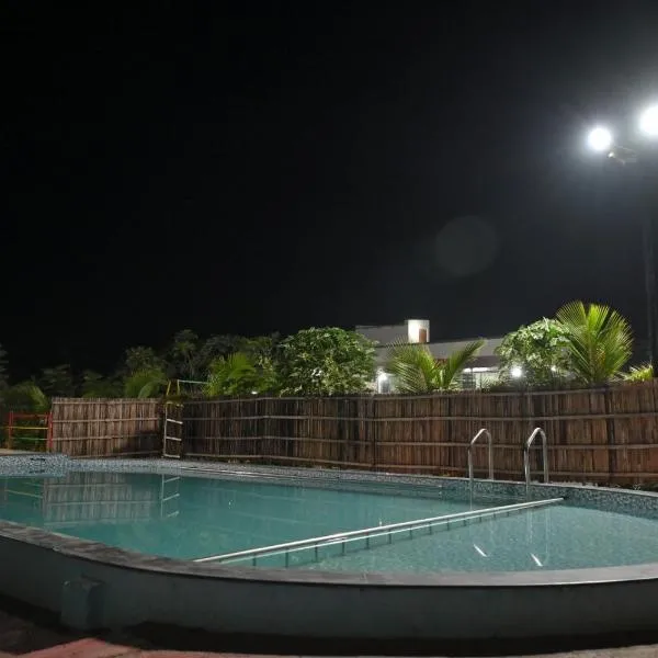 Apna Farmhouse - Private Villa with Pool & Play area - Near Fort -15 min to Ellora Caves, hotel i Daulatābād