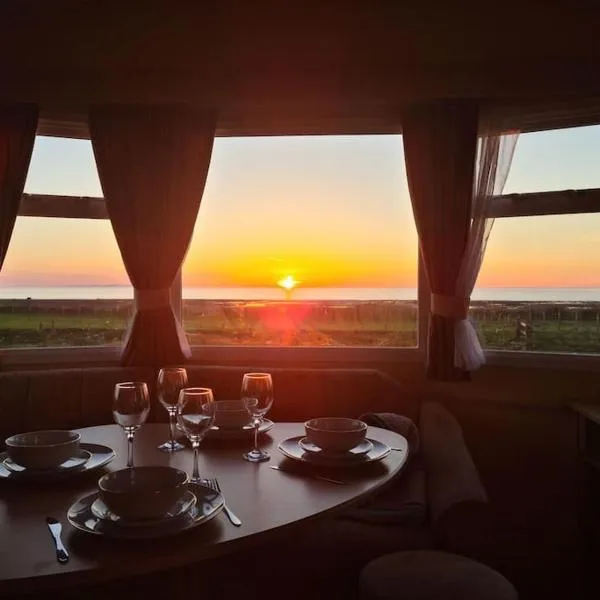 Tarn Bay Retreat- Sea- Fells- Beach- Views-Farm, ξενοδοχείο σε Millom