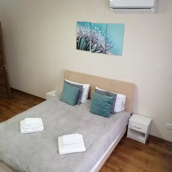Revutskogo 54 метро Харьковская, Позняки, Квартира з видом на озеро, hotel in Kyiv