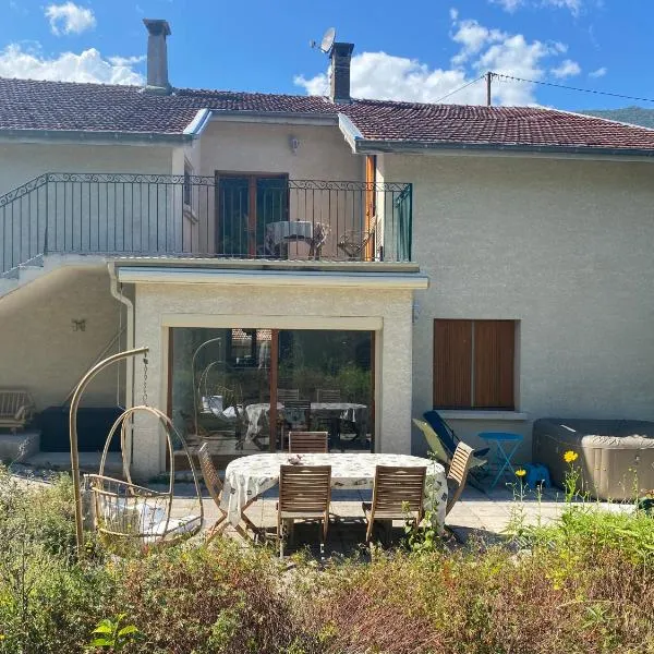 Maison Zen et Cosy avec Bulle pour dormir à la belle étoile & Jacuzzi, hotel in Sinard