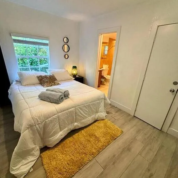 Quiet & Centrally located House - PRIVATE PARKING, LAUNDRY AND STORAGE FOR LUGGAGE, hotel in Miami
