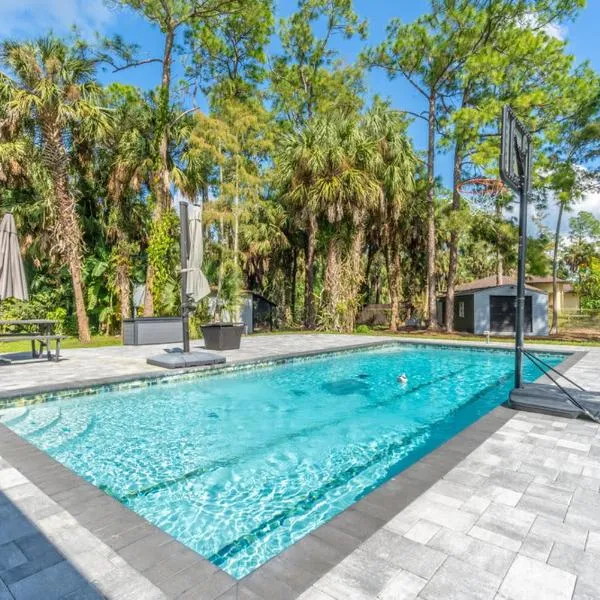 Beautiful Home in Naples with Huge Private Pool, hotel in Naples
