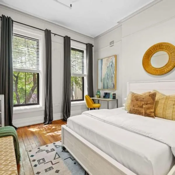 Spacious 3-Bed Brownstone near Columbia Uni, Hotel in New York