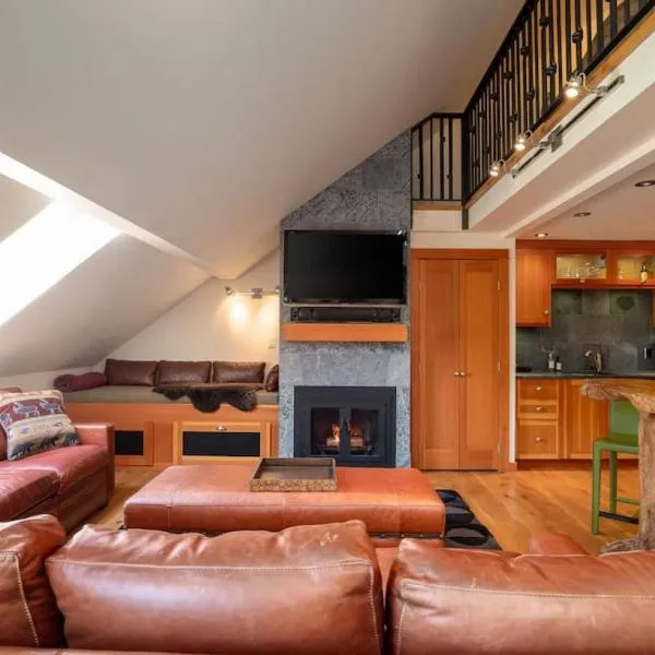 The Ikon Lofted Studio with King Bed and Patio, ξενοδοχείο σε Γουίσλερ