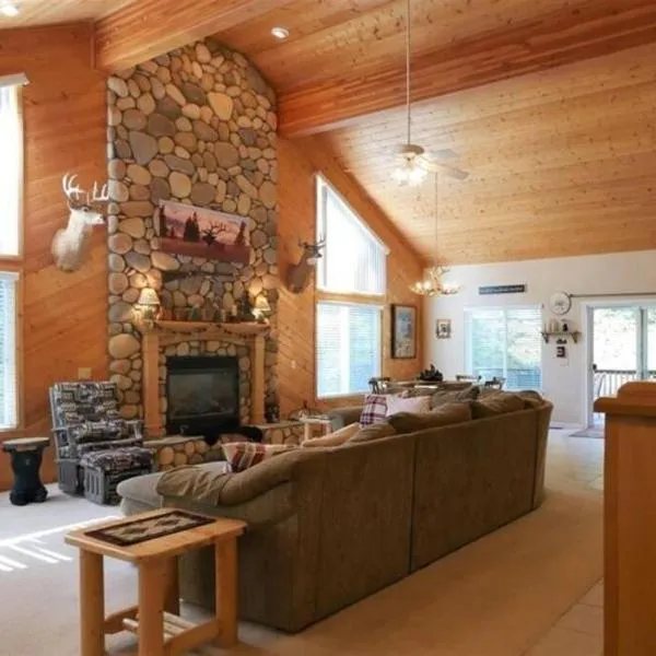 Spacious cabin with game room free WIFI & parking, hotel in Shaver Lake